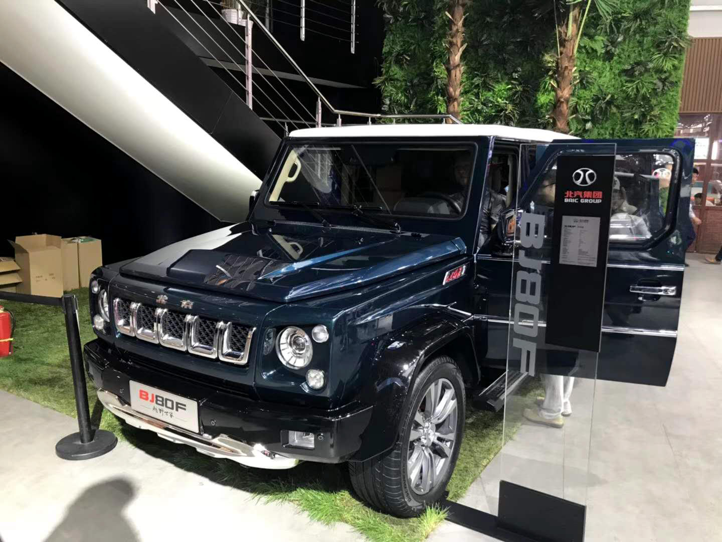 北京车展首发的防弹车ak扫射80余发没事