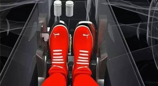 开车用左脚刹车,右脚油门安全吗?