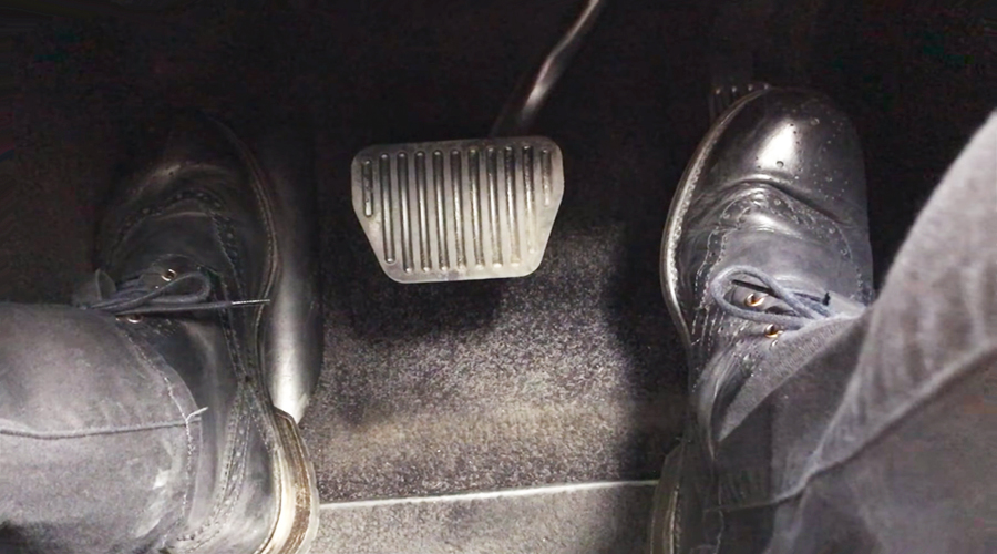 「啪」大脚踩油门,油门踩到底,这个瞬时油耗是平时平稳加速的3到4倍