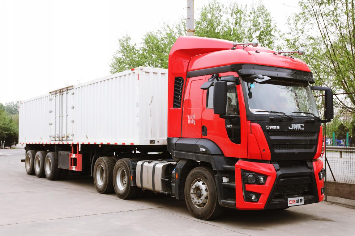 首先看一下我们一起买的新车吧,这辆车是江铃威龙6×4牵引车,带了一个