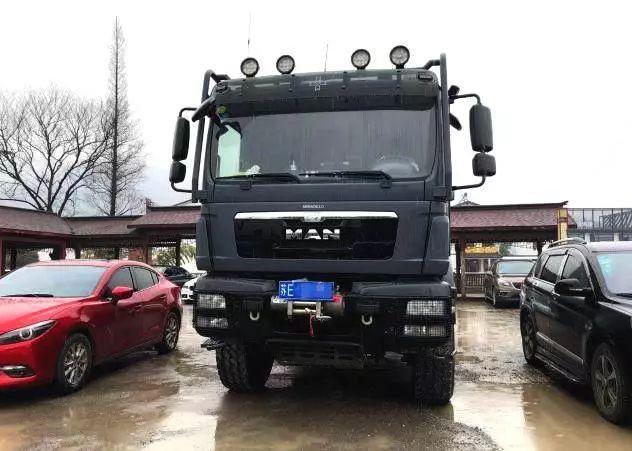 4×4卡车改装的,改装完后给还给这辆卡车取了个新名字——阿莫迪罗