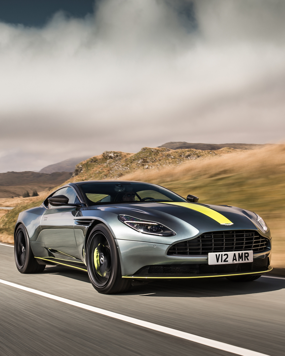 詹姆斯邦德般的优雅阿斯顿马丁全新db11amr刺激着你的