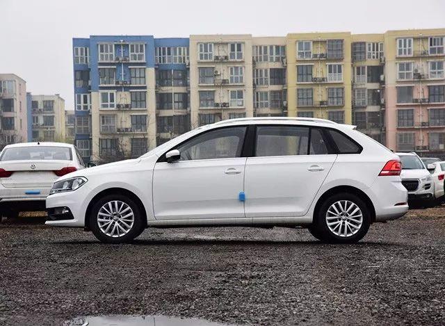 桑塔纳的    尺寸为:4282*1706*1489mm 轴距:2603mm