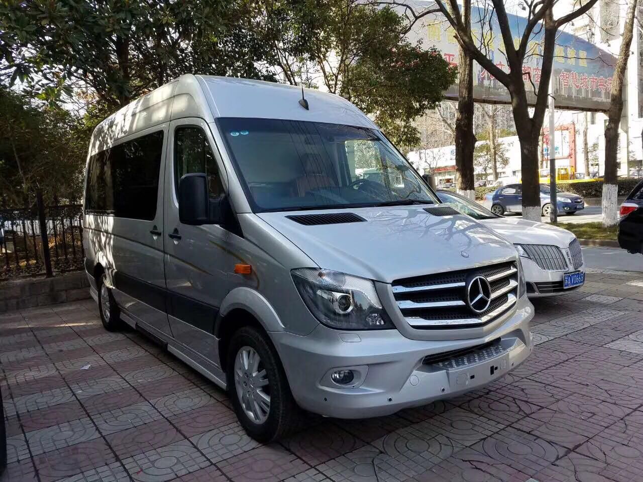 在车上也能泡茶喝的斯宾特7座商务车