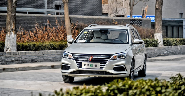 荣威ei5在造型上遵循家族式设计理念,倒梯形进气格栅造型与荣威erx5