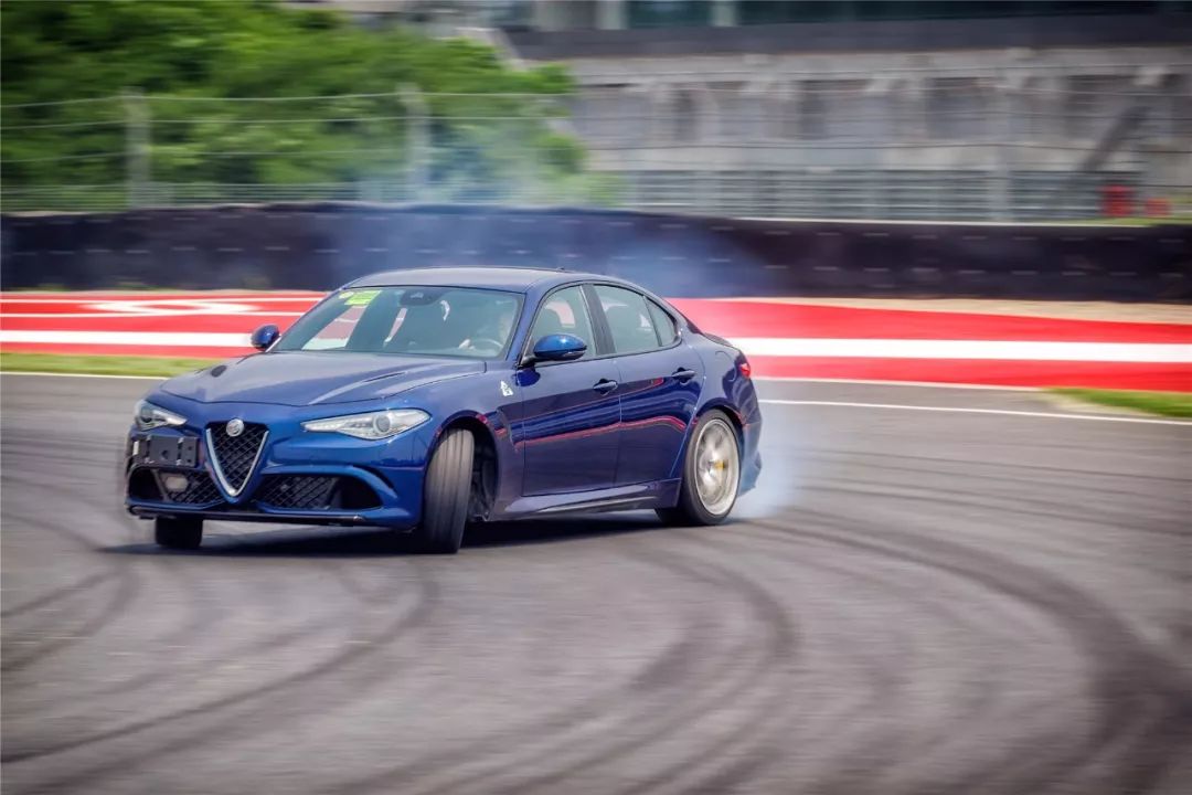 横竖都爱快 | 浙赛评测阿尔法·罗密欧giulia四叶草版