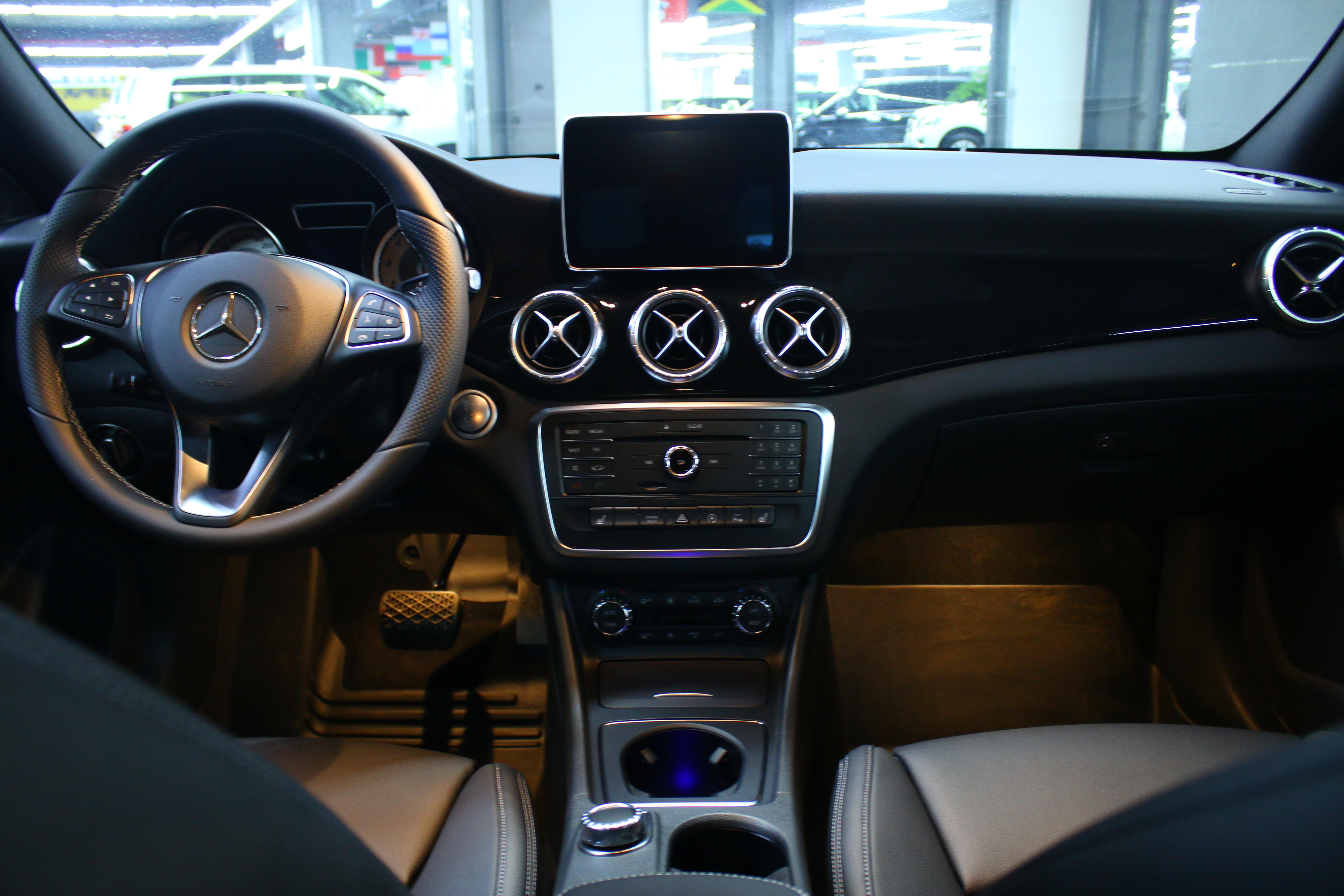 运动风爆棚的"小黑车"奔驰cla,价格与中规对比相差八万有余