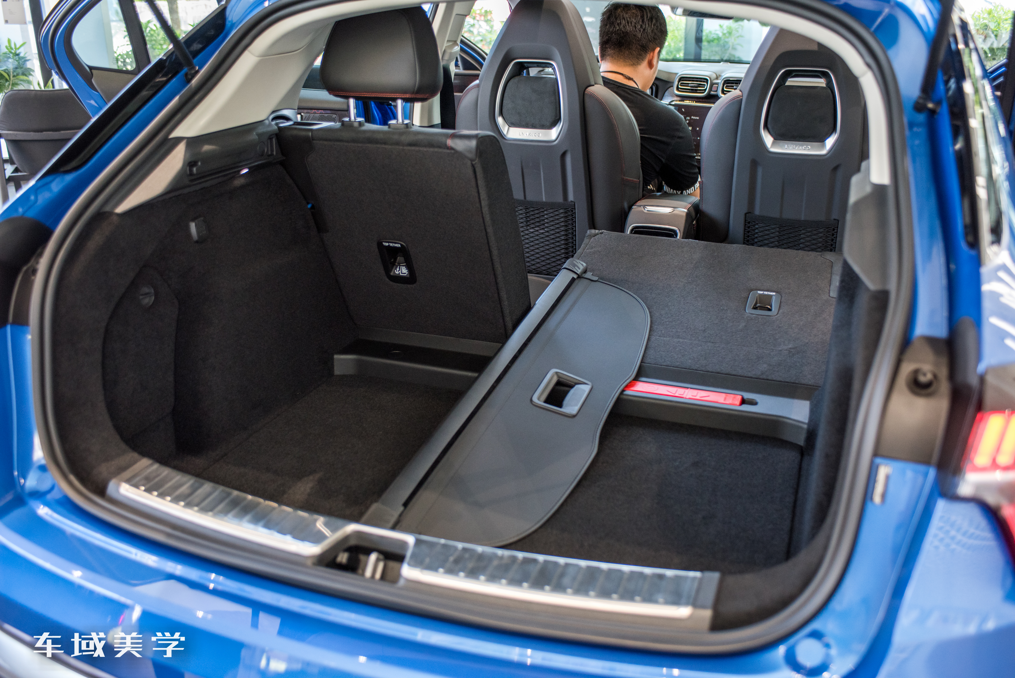 厦门实拍领克02,连路人都想进展厅看两眼的轿跑suv