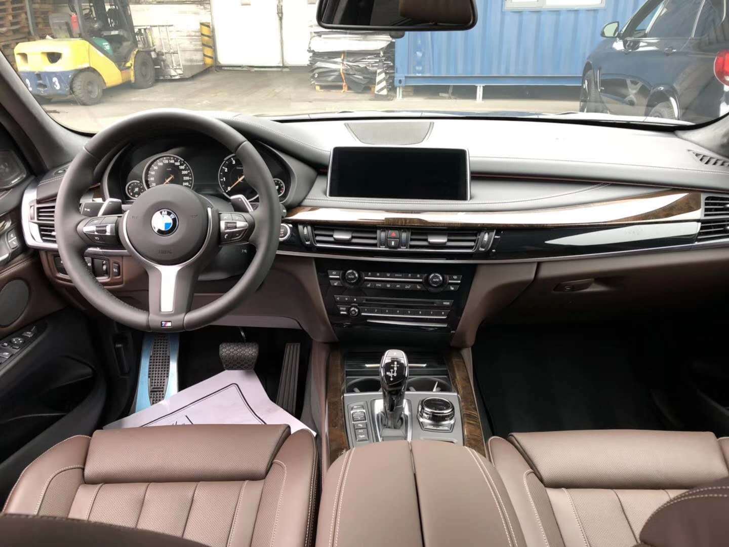 小骆讲车:18款宝马x5 m运动版颜值担当 月底特价促销