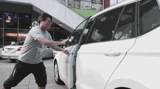 别沉默有用力关你车门让他看这个