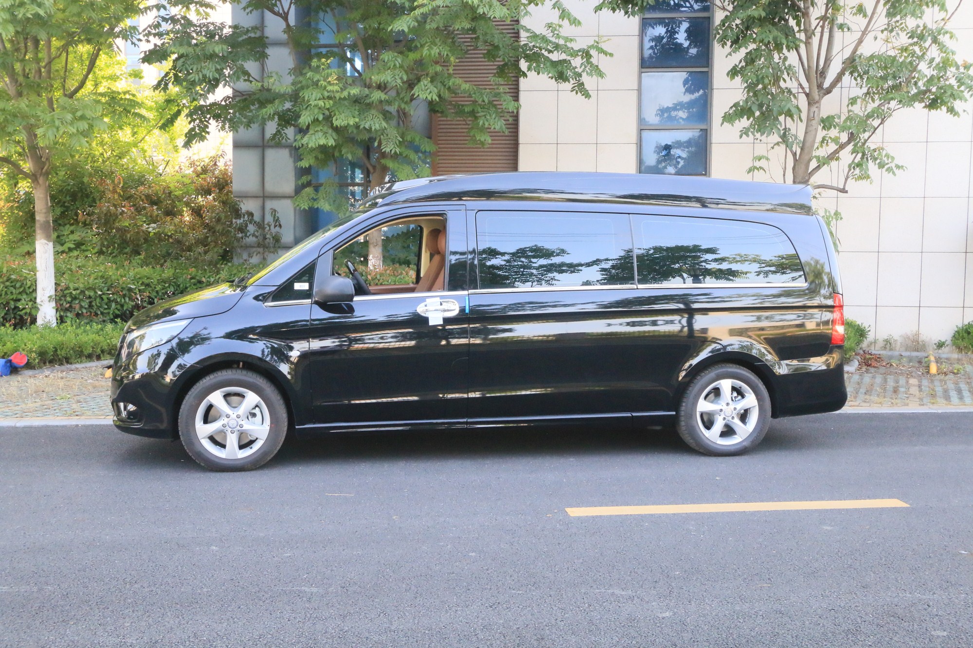 18款奔驰威霆 鬼斧神工一样的改装商务车