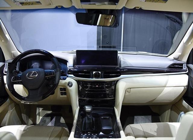 18款雷克萨斯lx570内饰的变化非常多,几乎看不到现款车型的影子了,比