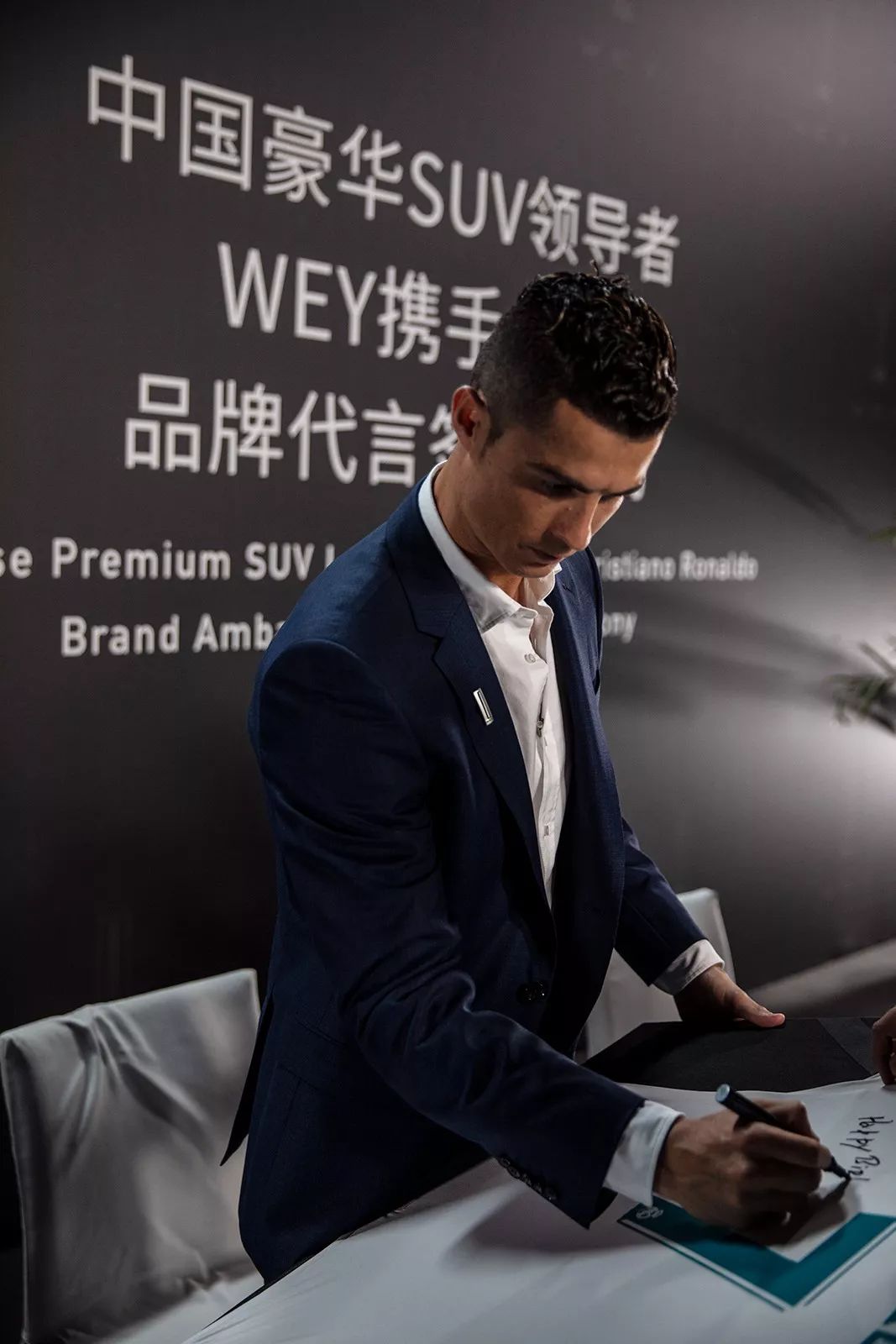 在今年5月份长城汽车wey品牌签约了c罗为代言人,虽然说大品牌签约个