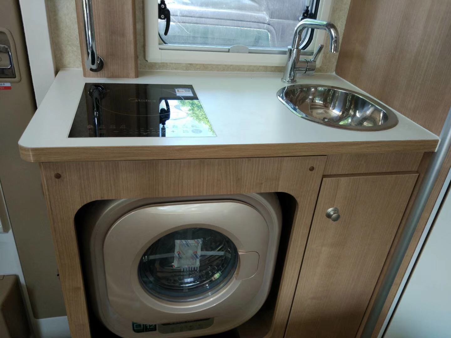 终于在我们的房车中实现了这个想法,2l的小型洗衣机,洗一些简单的衣服