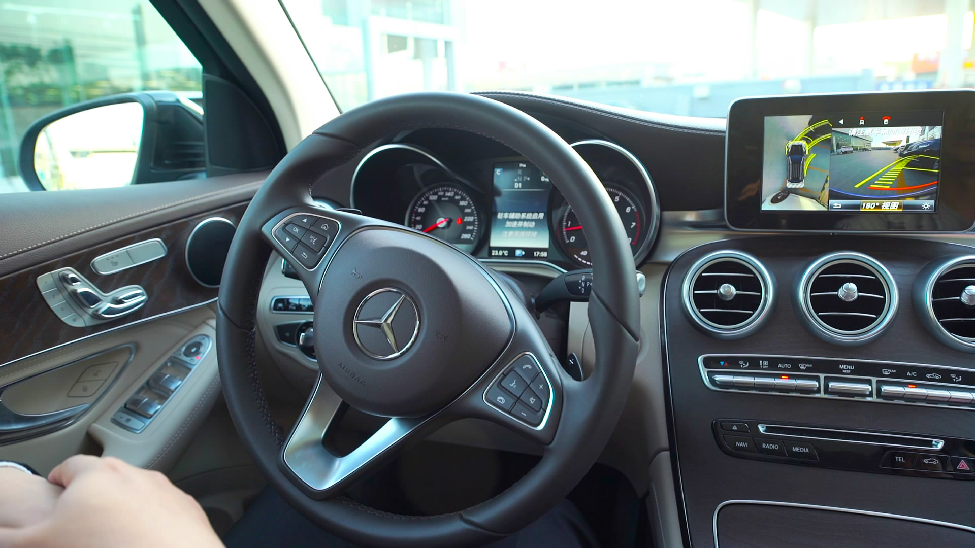 支持多种车位奔驰自动泊车该如何操作