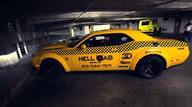 车库一辆出租车,网友:这车不输保时捷