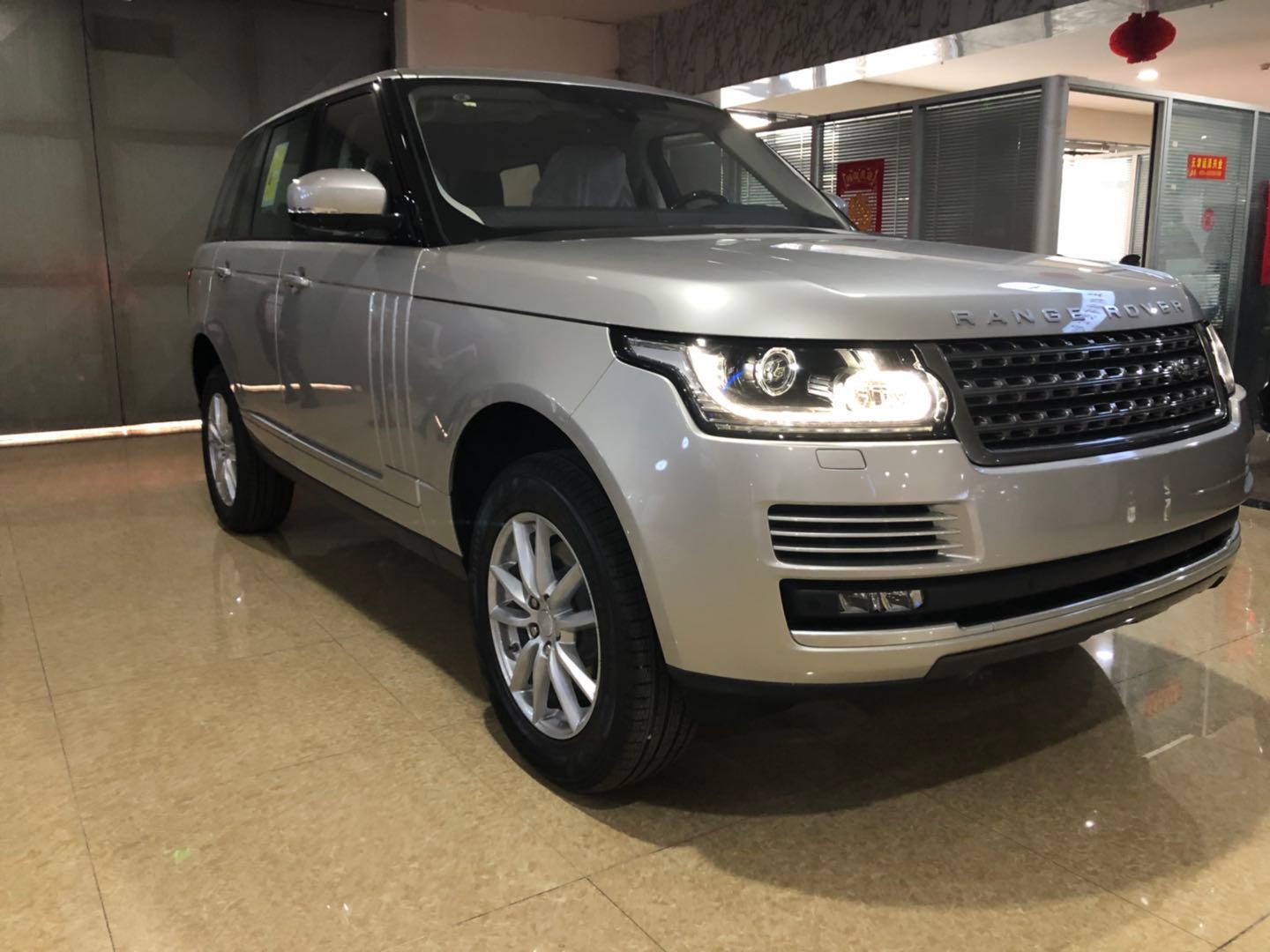 赞同:11196 				   				查看:19739内容摘要1,2017款路虎揽胜行政hse