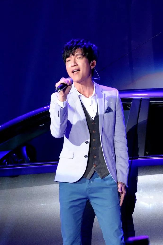 陈奕迅,张靓颖在内的明星齐聚一堂,最后一张是主持人朱丹和miked