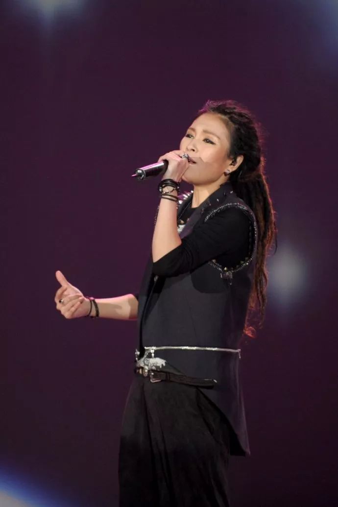 陈奕迅,张靓颖在内的明星齐聚一堂,最后一张是主持人朱丹和miked