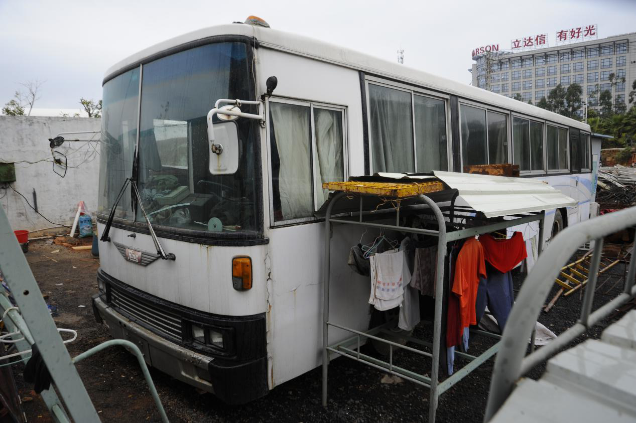 路边的经典珍藏美好回忆的日野大客车