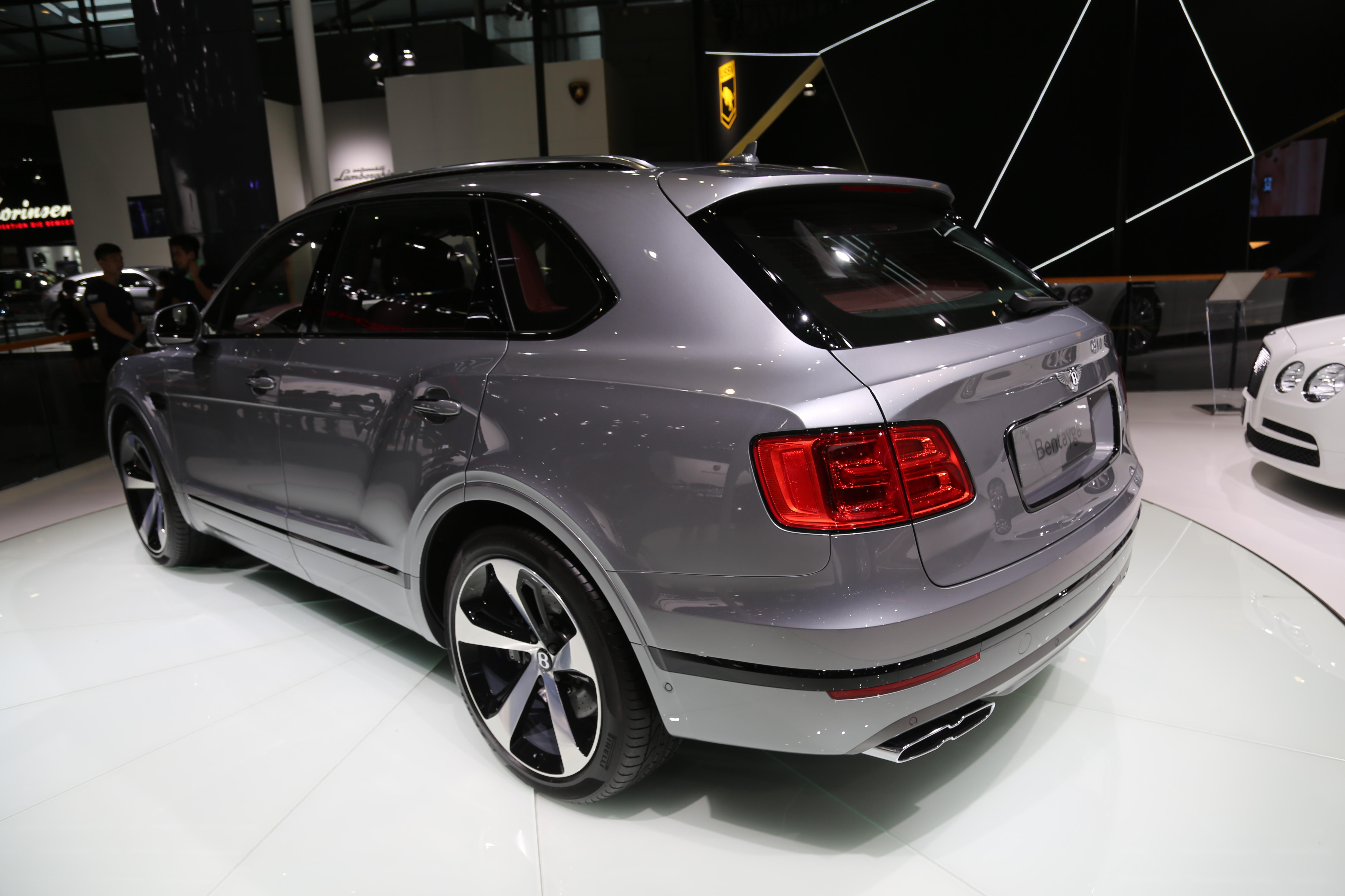 超豪华 suv汽车,售价近300万,宾利添越 v8实拍!