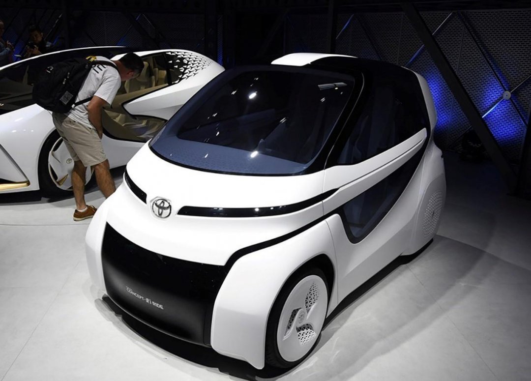 这款丰田车长2米5轴距才1米8配备鸥翼门却没有方向盘