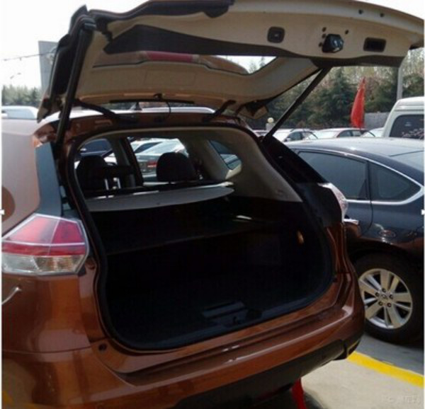 奇骏塑料尾门被撞飞,一死两伤是轻量化惹的祸?