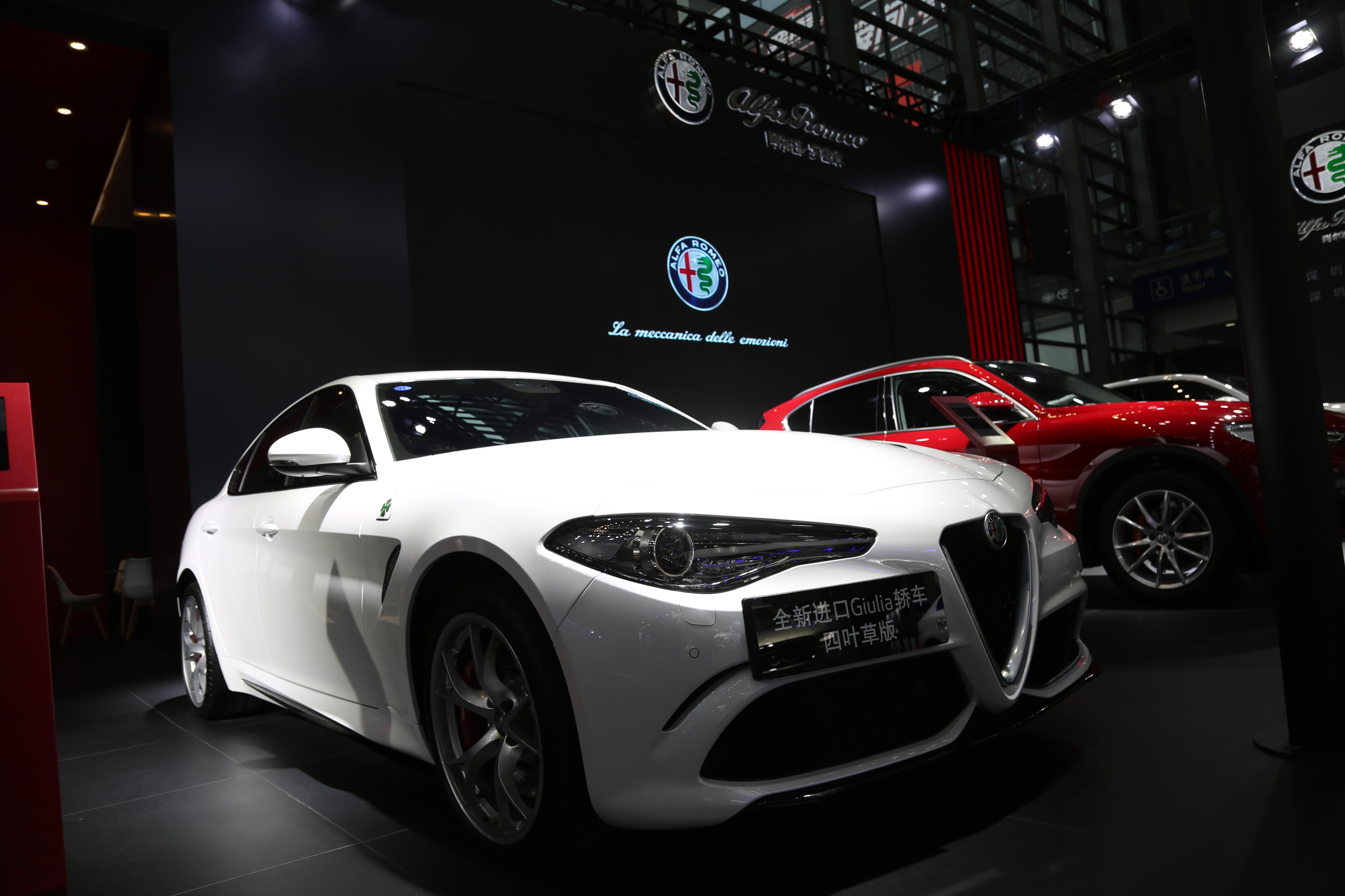 阿尔法罗密欧giulia轿车四叶草版100万高性能车实拍