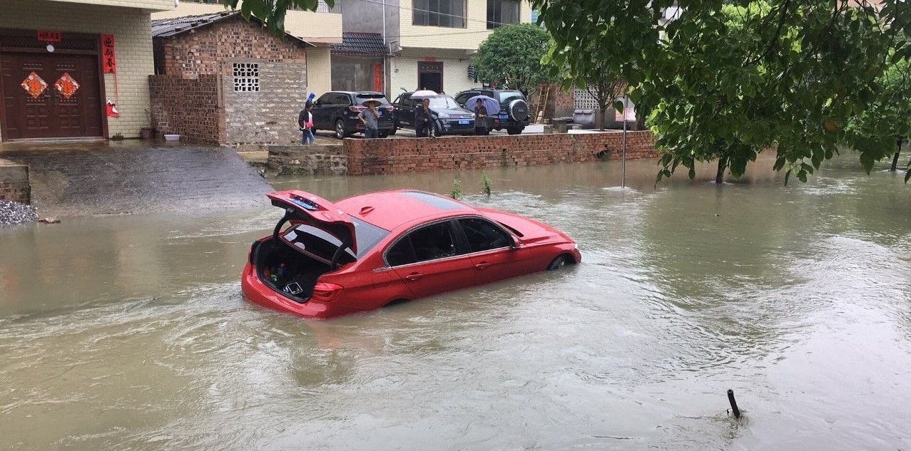 下暴雨时,为什么很多车主宁愿车被淹也不把车开走?网友:不要开