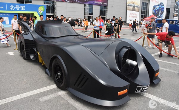 长春新网红3000万元"蝙蝠侠"战车现身汽博会 引爆全场