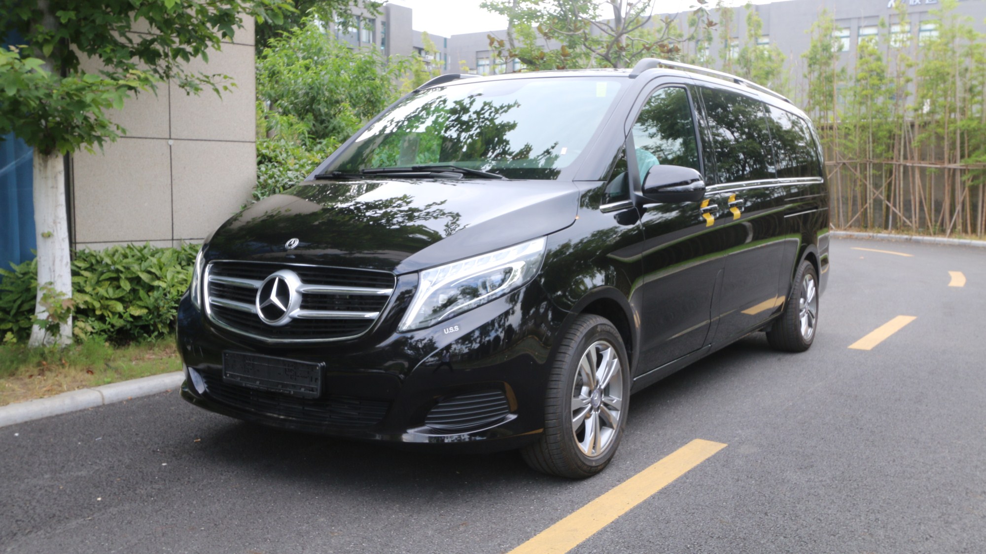 奔驰威霆商务车华丽内饰极致美学