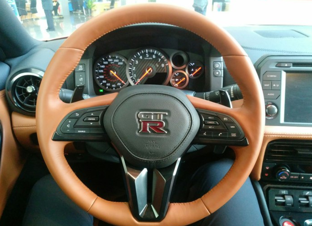 方向盘可以看到gtr的标致!