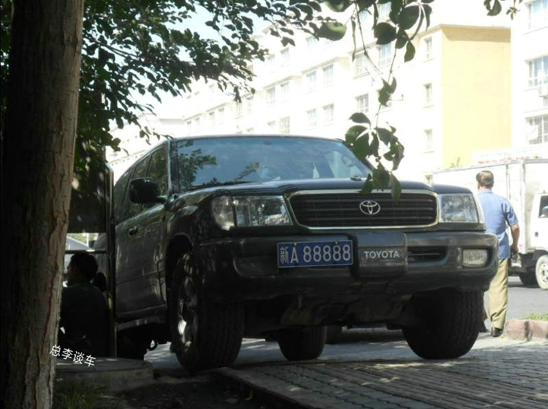 新a88888丰田陆地巡洋舰,这一代车型是1998年生产,2007年停产,也是十