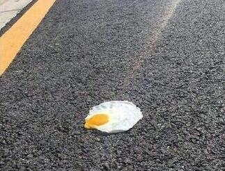 因为夏天外面的温度高到马路都能煎鸡蛋,马路温度这么高,对汽车轮胎