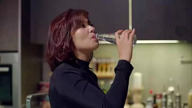 还记得当年欢乐颂中安迪喝的矿泉水吗?