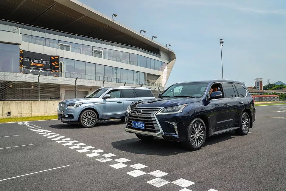 从赛道到越野全面对比林肯领航员与雷克萨斯lx570