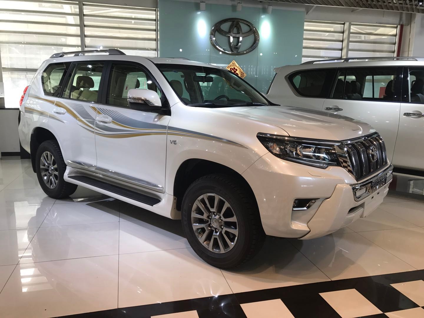 18款丰田霸道4000vx顶配整体设计风,不刻意追求高档,但人性化的布局和