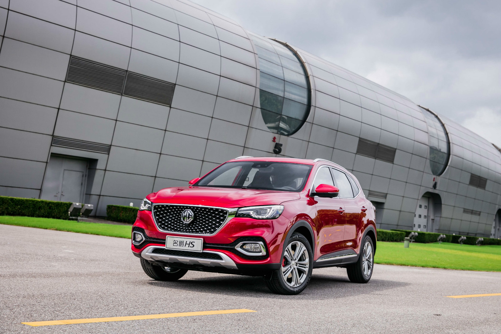 首款光影肩线设计的主流量产suv,名爵hs整车呈现出360°感性曲面,尽显