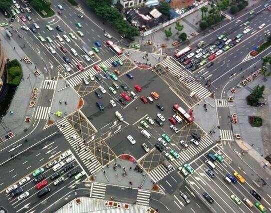 但近日,北京全向十字路口在石景山区鲁谷西街与政达路交叉路口首次