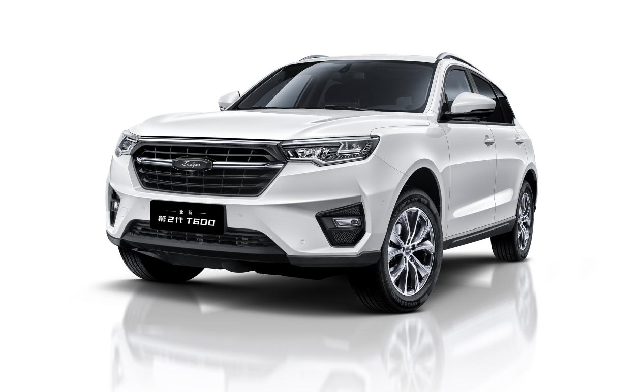 的大尺寸六边形设计,中间一条镀铬亮条配以英文"zotye"贯穿至前大灯组