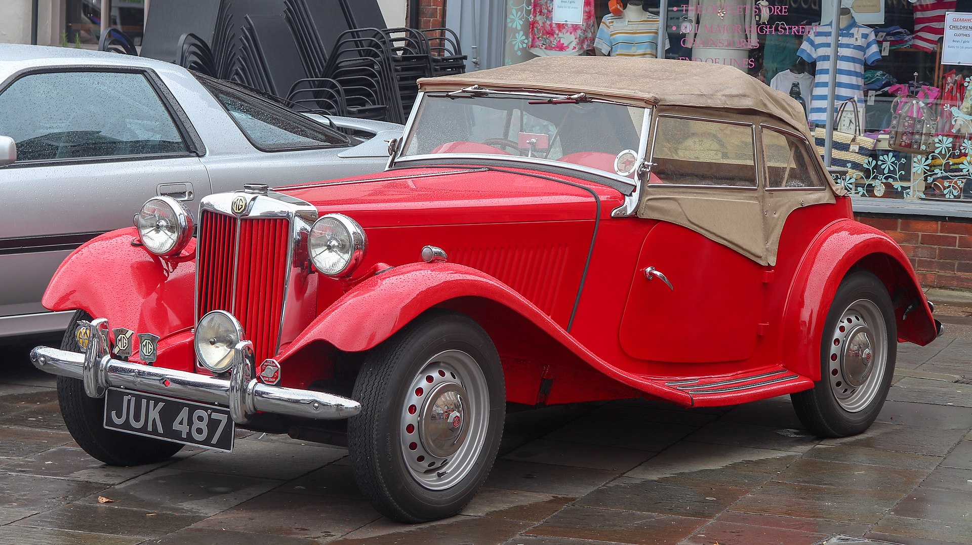 让周杰伦秒变迷弟,尾随求合影的老爷车是什么来头?