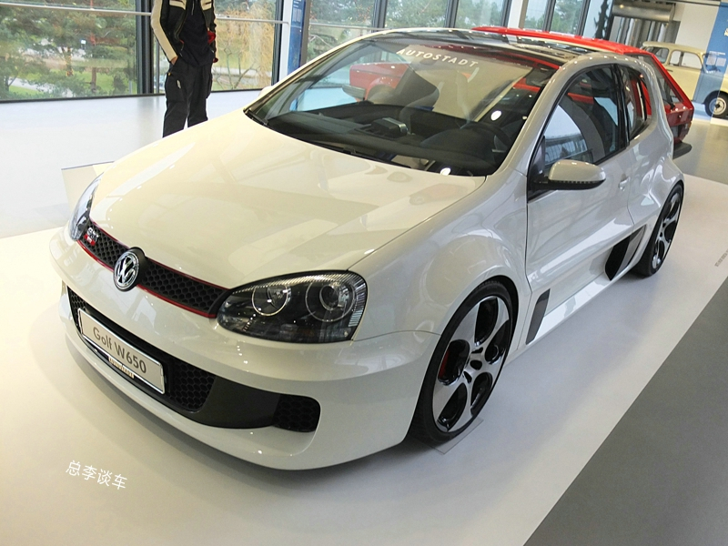 12缸的大众高尔夫全球就一辆发动机放后排超跑都不敢小瞧