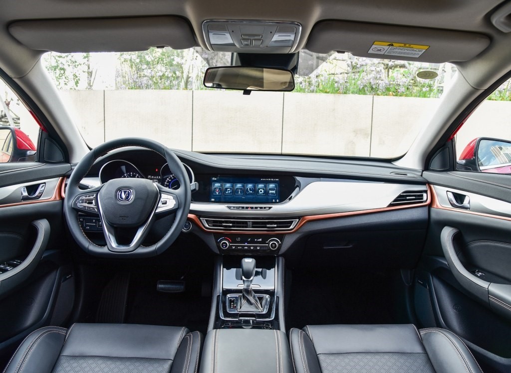 外表犀利内在细腻的精品两厢小车全新长安逸动xt详解