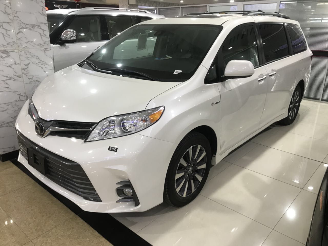 2018款丰田塞纳是一款颇具传统风格的多功能商务用车