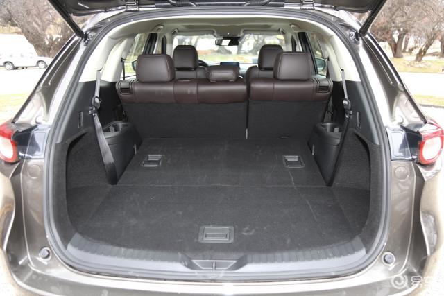 马自达cx-8后备厢空间表现中规中矩,如果需要装一些较大的物件,后排