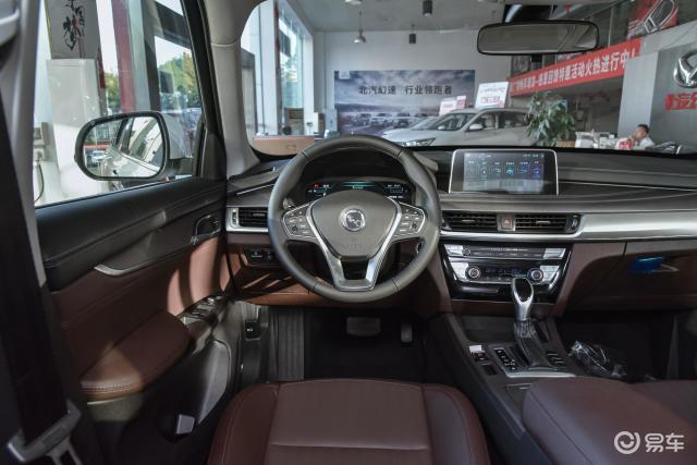 汉腾x7空间表现不错,腿部头部空间都挺舒适,带来更好的乘坐感受.