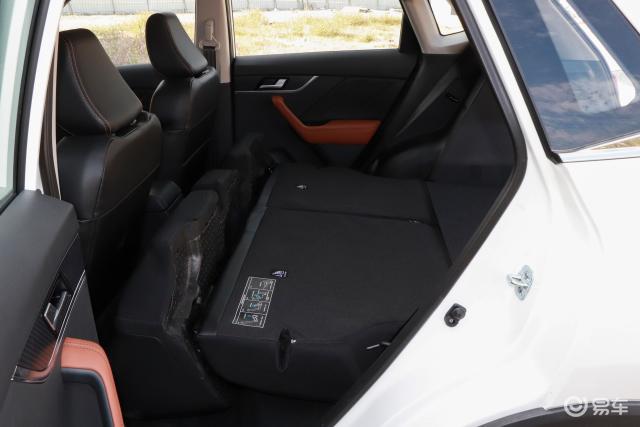 启辰t60空间表现不错,腿部头部空间都挺舒适,带来更好的乘坐感受.