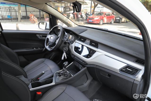 全新远景x3内饰采用全新家族设计,横向拉伸的中饰板贯穿中控台,与门板
