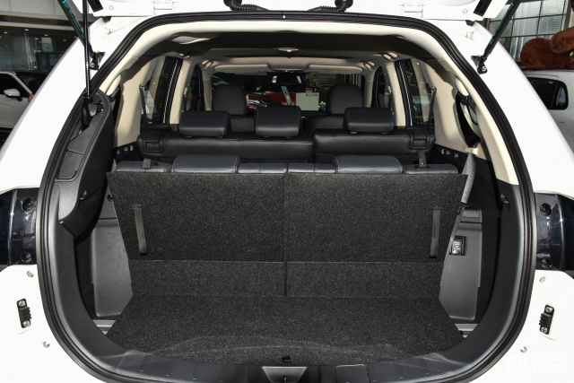 欧蓝德后备厢空间表现还算不错,放倒后排座椅后,能够进一步扩展空间