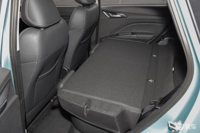 哪吒v后备厢空间表现还算不错,放倒后排座椅后,能够进一步扩展空间,载